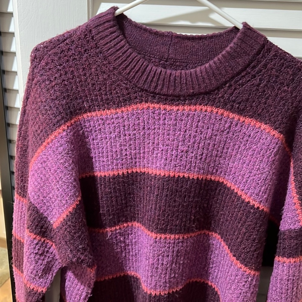 Size M. Womens American eagle sweater